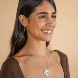Collar con dije compuesto por tres aros entrelazados de plata 925, con cadena de eslabones tipo veneciana.