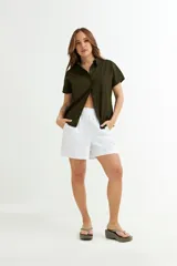 Camisa color verde militar, sin mangas, confeccionada en lino.