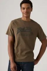 Remera Levi's de manga corta en color verde militar, con cuello redondo y diseño holgado. Presenta un estampado gráfico frontal con la inscripción 'Red Tab' y detalles de texto en tono oscuro.