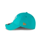 Gorra New Era 9Forty de los Miami Dolphins, color turquesa con logo del equipo bordado en el frente. Visera curva y cierre ajustable en la parte trasera.