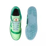 Championes adidas Forum 84 Low CL, edición especial The Simpsons, en tonos de verde con detalles en naranja y suela traslúcida. Presentan el diseño clásico de la silueta Forum con las tres tiras laterales y el logo del trébol.