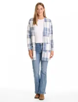 Cardigan abierto de tejido soft con estampado de cuadros en tonos azul y blanco. Presenta corte recto, mangas largas y dos bolsillos frontales aplicados.