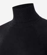 Blusa básica de punto marca Blue Steel, con cuello alto y manga larga. Confeccionada en tejido de punto recto con textura suave y cómoda.