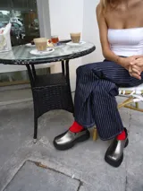 Zapato tipo mocasín color peltre con detalle de costuras en contraste y suela track color negro.