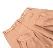 Pantalón de vestir azul marino, de corte recto, con bolsillos laterales y traseros. Se ajusta a la cintura con cinturón de cuero marrón.