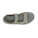 Sandalia de senderismo Merrell modelo Huntington Sport, color gris con detalles en naranja. Diseño con tiras sintéticas impermeables, sistema de cierre con velcro y suela de goma con tracción.