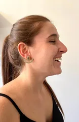 Aros colgantes dorados con forma de abanico, con strass blancos y cristal marrón central.