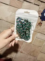 Correa para celular de soga trenzada en color fucsia con terminales metálicas plateadas y mosquetón.