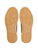 Zapatillas deportivas de corte bajo, color block blanco y marrón oscuro, con cordones. Presentan una suela cupsole de goma color crema y marrón claro, y un parche con el logo de Tommy Jeans en el lateral.