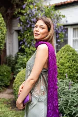Pashmina de lino liviana, color violeta, confeccionada con encaje floral y bordes texturados.