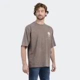 Remera de algodón color beige con efecto lavado, de corte holgado y manga corta. Presenta un pequeño logo estampado en el pecho con diseño de sol y el nombre de la marca.