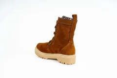 Bota de caña media confeccionada en gamuza negra, con sistema de acordonado frontal mediante ojales metálicos dorados y suela de goma dentada tipo track.