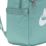 Mochila pequeña Nike Sportswear, color verde menta o celeste claro, con textura tejida y logo Nike grande en blanco en el frente. Presenta un compartimento principal con cierre, un bolsillo frontal con cierre y bolsillos laterales abiertos.
