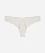 Bombacha estilo bikini hilo dental confeccionada en encaje con diseño floral. Presenta laterales anchos y un pequeño detalle de lazo con medalla metálica en el centro de la cintura.