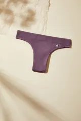 Bombacha tipo colaless de microfibra sin costuras, con tiro bajo y detalle de logo pequeño en el frente.