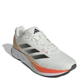 Championes de running Adidas Duramo SL, con diseño en color blanco, detalles en naranja y negro. Cuentan con tecnología de amortiguación LIGHTMOTION para mayor confort y suela de goma ADIWEAR para mayor durabilidad.