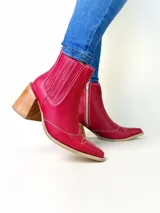 Botas tejanas de cuero negro, con taco cuadrado de 8 cm y elástico lateral.