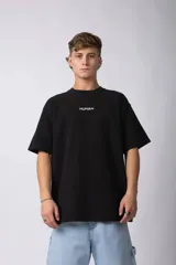 Remera de corte oversize color negro, con cuello redondo y estampa minimalista con la palabra 'HUMAN' en el pecho.