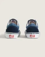 Championes Vans modelo Skate Old Skool, con diseño low-top en tonos azul marino y azul medio. Presentan la icónica franja lateral Sidestripe en blanco, confeccionados en una combinación de gamuza y lona con suela vulcanizada de goma blanca y patrón Waffle.