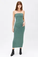 Vestido largo negro de poliéster, con diseño strapless y corte ajustado al cuerpo de textura acanalada.