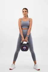 Top deportivo verde oliva con espalda cuadrada y corte ancho debajo del busto.