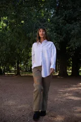 Jean de corte recto confeccionado en denim lavado color marrón, con aplique de parche en contraste en una de las piernas que presenta un diseño de flor bordada.