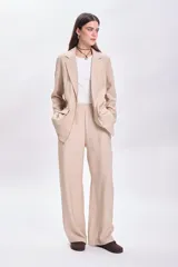 Blazer color beige de lyocel, de corte recto y solapas clásicas.