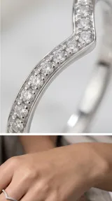 Anillo de acero con diseño en forma de V, engastado con pequeñas circonias brillantes a lo largo de toda la superficie superior.