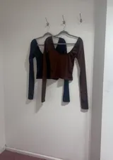 Top de manga larga con escote redondo amplio, confeccionado en tejido satinado de viscosa, con ajuste al cuerpo.