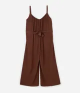 Mono largo de viscosa color marrón, con escote redondo fruncido, tirantes finos y cintura ajustable con lazo del mismo tejido. Presenta un corte holgado y fluido en las piernas.