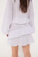 Minifalda azul de lino con dos volados superpuestos, terminación de encaje en los bordes.