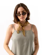 Vestido largo de lino color gris, con breteles finos regulables, escote recto, corte recto y tajo lateral.