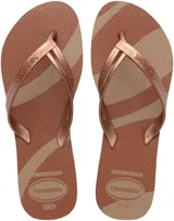 Sandalias tipo ojotas Havaianas con diseño de rayas diagonales en tonos tierra y tiras finas metalizadas en color cobre.