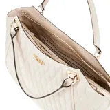 Bolso de mano tipo tote bag color blanco hueso, con textura acolchada en patrón de rombos. Presenta asas de mano cortas y herrajes metálicos dorados. Incluye un dije colgante con el logo de la marca.