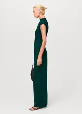 Pantalón wide leg de tiro medio con cintura elástica, pinzas delanteras y diseño largo.