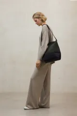 Sweater de tejido de punto color gris topo, con escote en V pronunciado y mangas largas amplias.