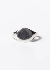 Anillo de plata 925 con forma de sello, de terminaciones redondeadas y superficie lisa. Ideal para grabado o uso liso.