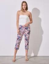 Pantalón capri de gabardina estampada, marca Zac & Rachel. Corte recto, pretina ancha elastizada.