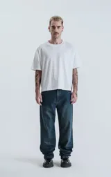 Pantalón de denim 100% algodón, color azul oscuro con lavado clásico. Diseño de cinco bolsillos y calce wide leg (pierna ancha).