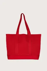 Bolso tipo tote grande color rojo con textura acanalada y asas de hombro.