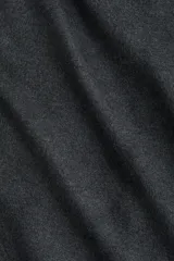 Top de punto interlock pesado con escote bote, manga larga con hombros caídos y bajo asimétrico.