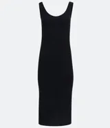 Vestido midi negro de tejido acanalado, corte ajustado al cuerpo y escote redondo con tirantes anchos.