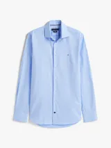 Camisa de manga larga para hombre, color celeste claro, con cuello con botones y corte slim. Presenta un pequeño logo bordado en el pecho.