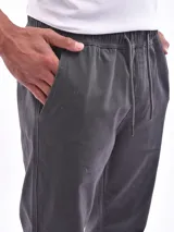 Pantalón jogger de color azul marino, con cordón ajustable en la cintura y puños elásticos en los tobillos.