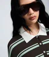 Buzo de punto marrón con rayas horizontales verde menta, cuello polo contrastante en color blanco y cierre frontal parcial con botones. Presenta manga larga y diseño slim fit.