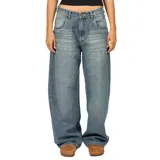 Pantalon de jean estilo baggy, de corte holgado y tiro medio, con diseño de cinco bolsillos y cierre frontal con botón y cremallera.