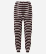 Conjunto de pijama femenino de dos piezas, compuesto por una blusa de manga larga con escote redondo y tres botones decorativos, y un pantalón largo con cintura elástica y puños ajustados. El tejido es rib con estampado de rayas horizontales en tonos oscuros y claros.