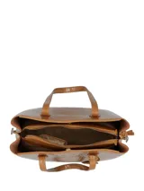 Cartera de hombro Hush Puppies con textura símil cocodrilo, color marrón. Cuenta con doble asa superior, correa ajustable y desmontable, y un dije metálico colgante con el logo de la marca.
