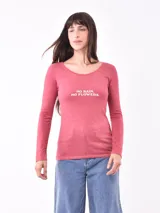 Remera de manga larga color rojo oscuro jaspeado, con escote redondo y texto estampado en blanco en el pecho que dice "NO RAIN, NO FLOWERS.".