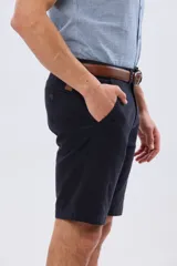Bermuda clásica azul marino confeccionada en gabardina liviana de algodón con elastano, de corte recto y diseño liso.